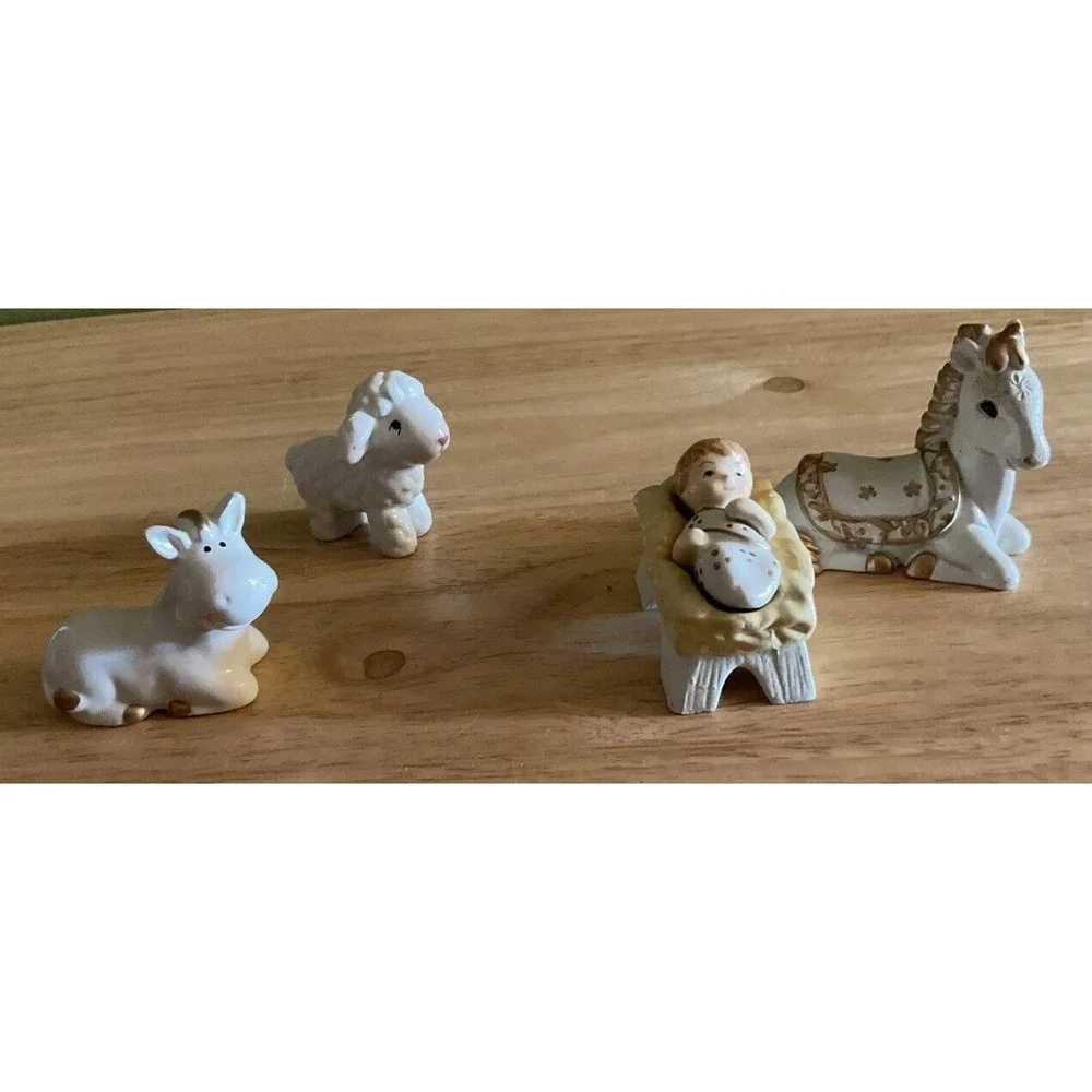 Ceramic‎ Nativity Set Small, 10 Pieces, Unbranded, White And Gold,